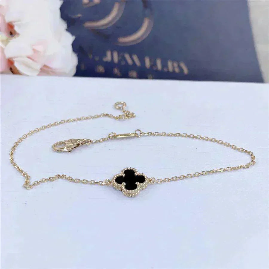 [RAFFINE]PULSERA DE UNA SOLA FLOR DE ÓNIX Y TRÉBOL