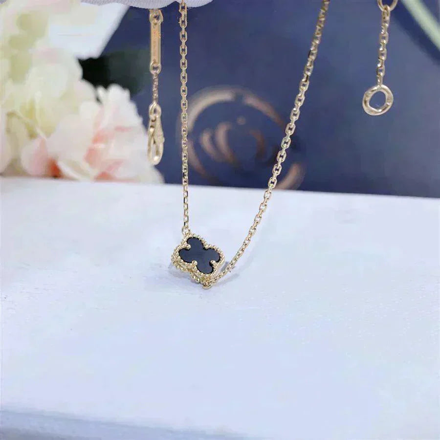 [RAFFINE]PULSERA DE UNA SOLA FLOR DE ÓNIX Y TRÉBOL