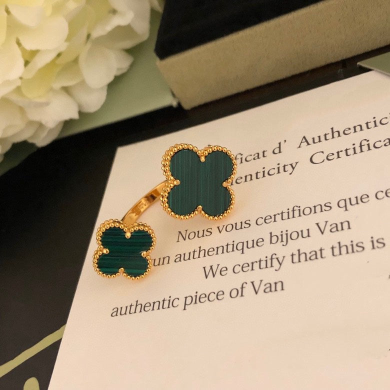 [RAFFINE]TRÉBOL ENTRE EL ANILLO DEL DEDO