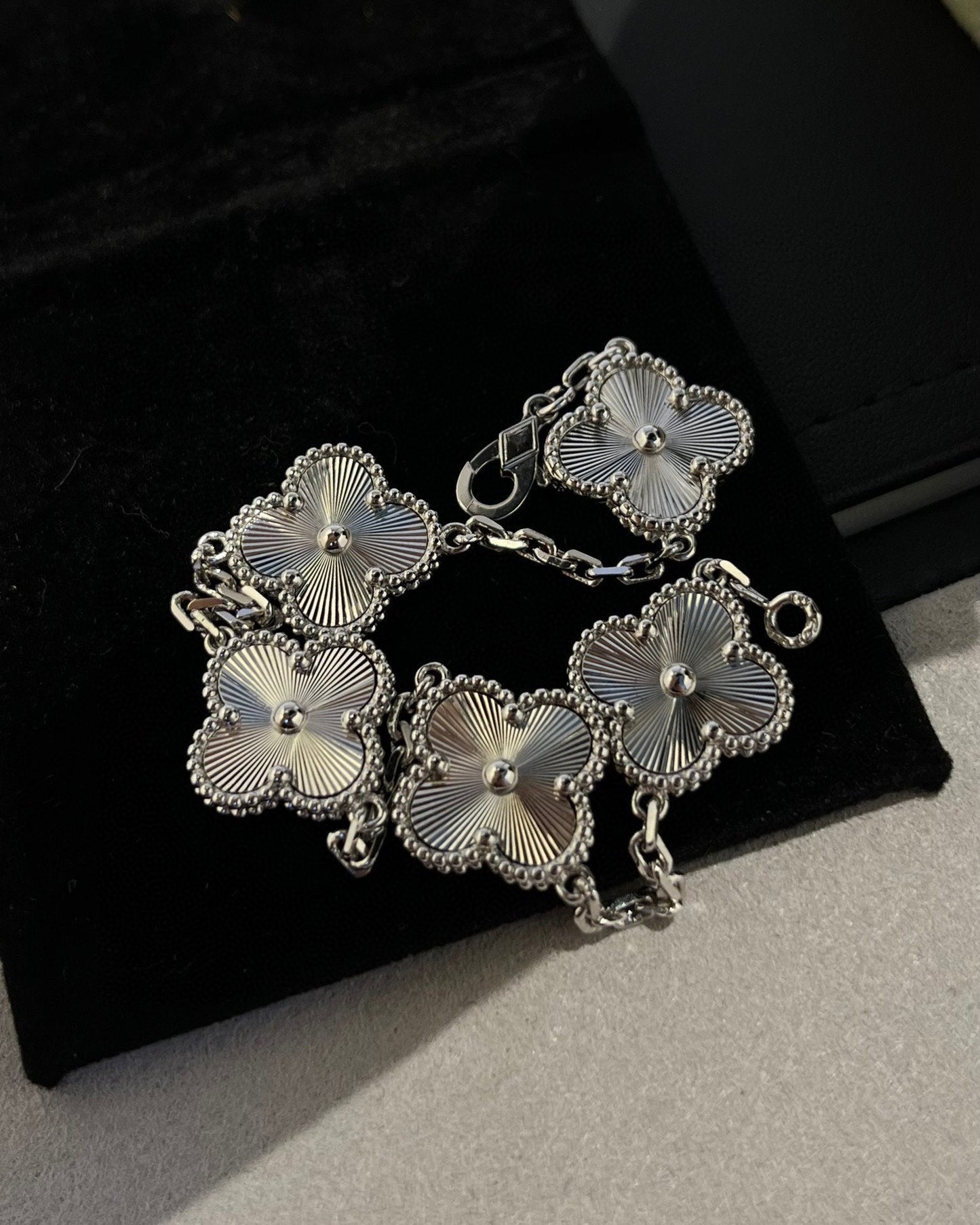 [RAFFINE] CLOVER 5 MOTIF LASER BRACELET COLLECTION